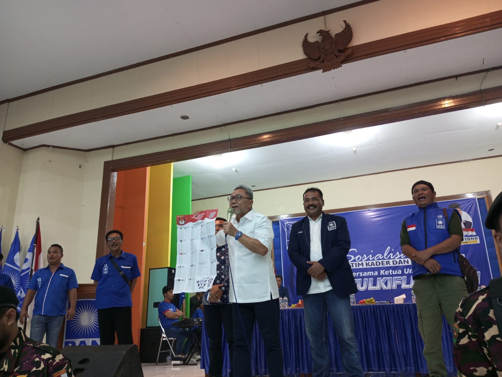 TARGET SATU KURSI: Ketua Umum PAN Zulkifli Hasan saat hadir berkampanye untuk merebut 1 kursi DPR RI di dapil Jawa Tengah 3, Minggu (21/1). (ACHMAD ULIL ALBAB/RADAR KUDUS)