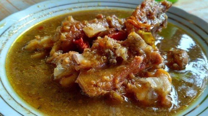 LEZAT: Makanan khas Pati petis runting.