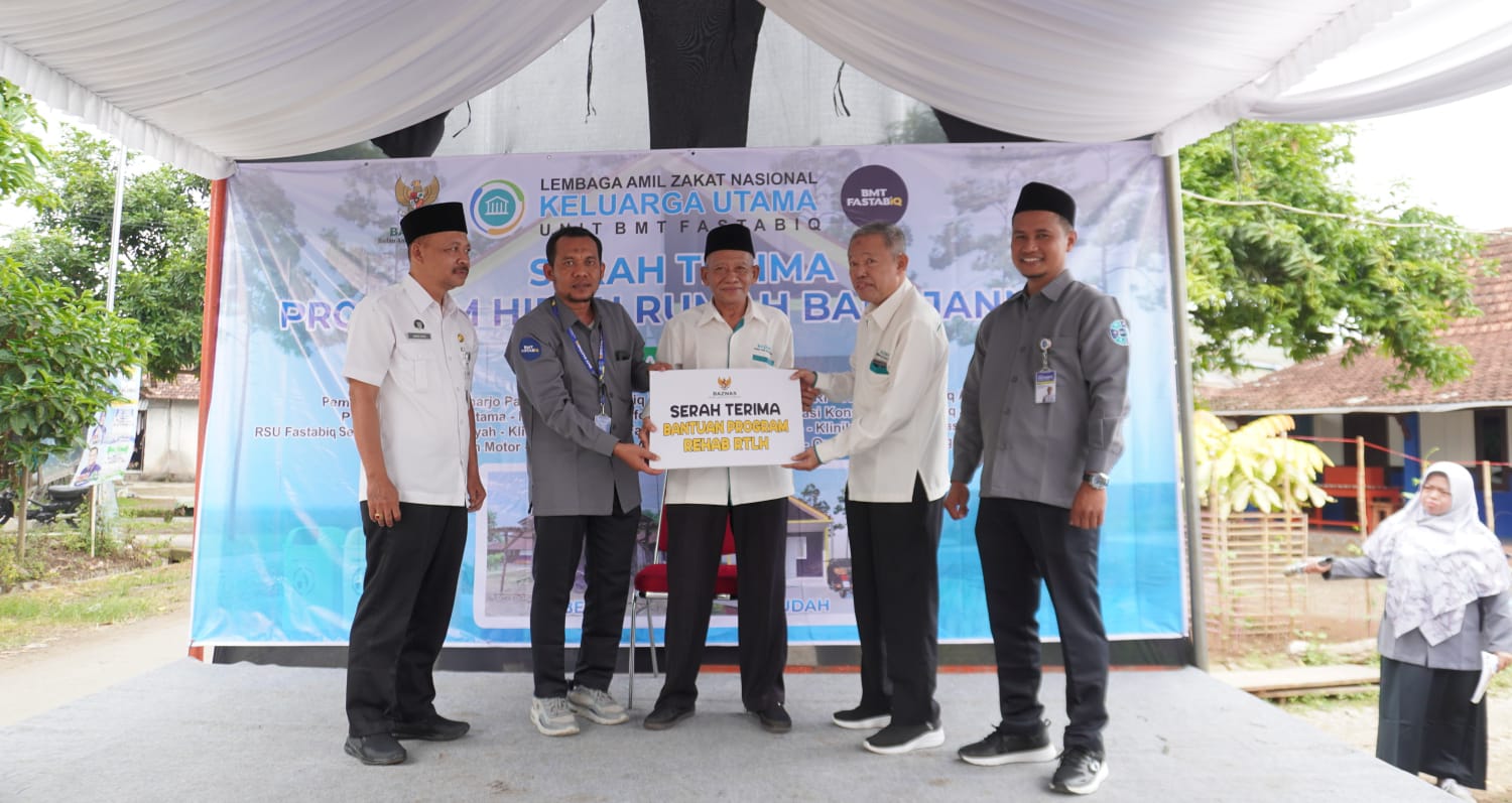 DIBANTU: Warga Desa Mulyoharjo, Pati Sriwati menerima bantuan hibah berupa rumah dari BMT Fastabiq dan donatur lainnya di Kecamatan Pati Kota belum lama ini. (BMT FASTABIQ UNTUK RADAR KUDUS)