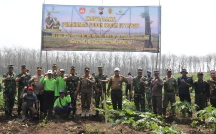 REBOISASI: Kodim 0718 Pati bersama pimpinan daerah menanam pohon di Hutan Regaloh kemarin.