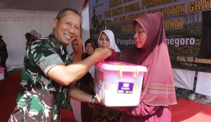 PEDULI: Kapok Sahli Pangdam IV/Diponegoro Brigjen Bambang Sujarwo menyalurkan bantuan sembako pada warga Pati pada Kamis (25/1/2024).