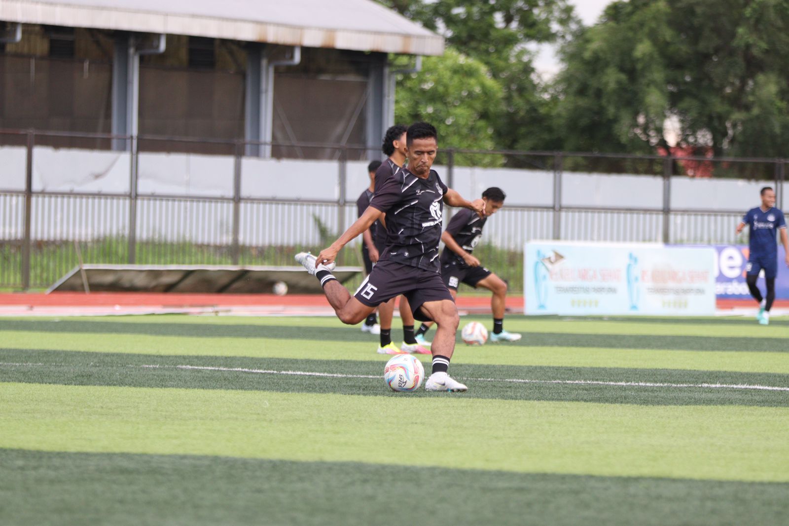 FOKUS : Pemain Persipa Pati Wahyu Sukarta melahap materi latihan dari tim pelatih menjelang pertandingan lanjutan melawan Sulut United pekan depan (27/1). (PERSIPA PATI UNTUK RADAR KUDUS)