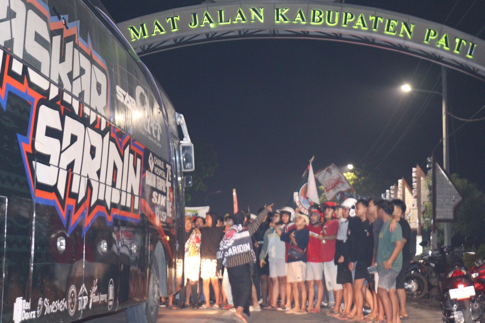 SEMANGAT : Patifosi antarkan keberangkatan para pemain dan official Persipa Pati menuju Manado untuk menghadapi Sulut United. (PERSIPA PATI UNTUK RADAR KUDUS)