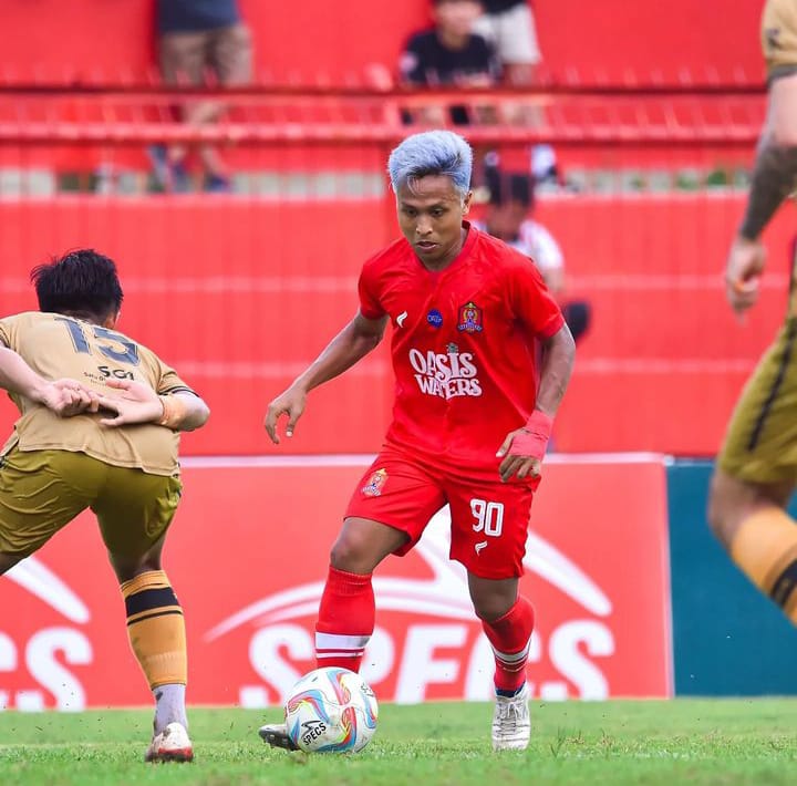 ULANG KEMENANGAN: Penggawa Persijap Fahmi Al Ayyubi menggiring bola melewati pemain Persiba dalam pertandingan Liga 2 di Stadion GBK (7/1) lalu. (INSTAGRAM PERSIJAP JEPARA)