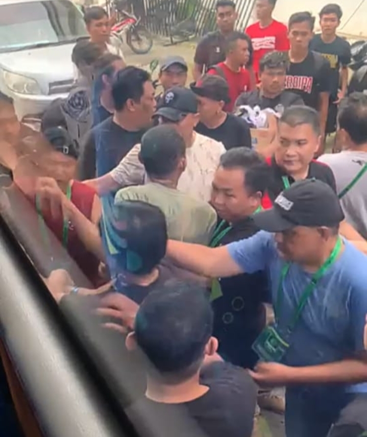 TEROR: Para pemain dan official Persipa Pati dihadang sejumlah oknum usai sesi official training di Stadion Klabat Manado jelang laga melawan Sulut United.