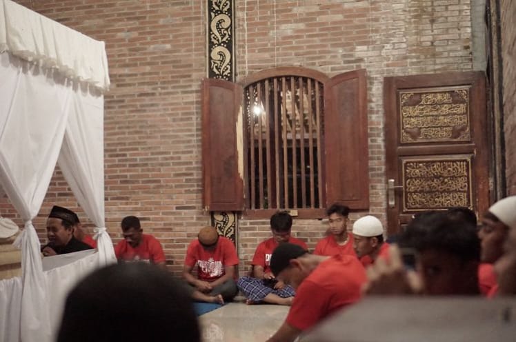 TAHLILAN: Para peziarah dari berbagai daerah berdoa di makam Sunan Prawoto, Desa Prawoto, Sukolilo, Pati.