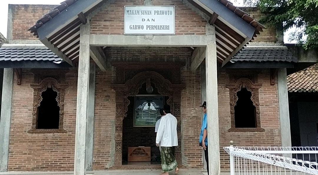 RAMAI: Makam Sunan Prawoto dikunjungi para peziarah menjelang haul (11/1).