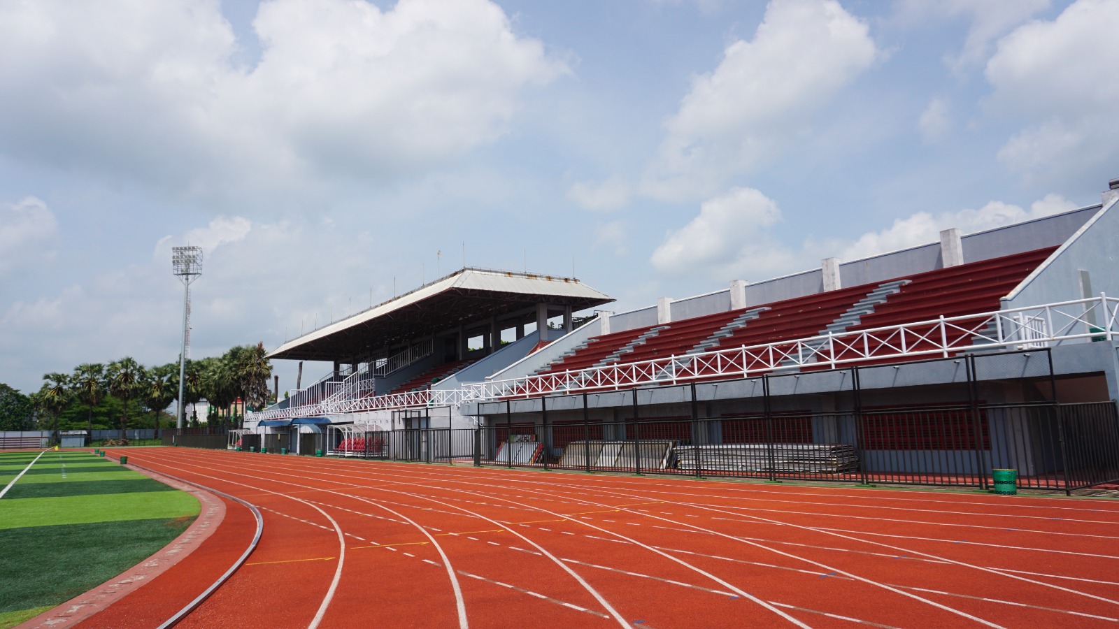 PERLU PROFESIONAL: Stadion Joyokusumo Pati memiliki kapasitas penonton yang sangat sedikit sehingga tidak bisa diandalkan dari segi tiket penonton. (ACHMAD ULIL ALBAB/RADAR KUDUS)