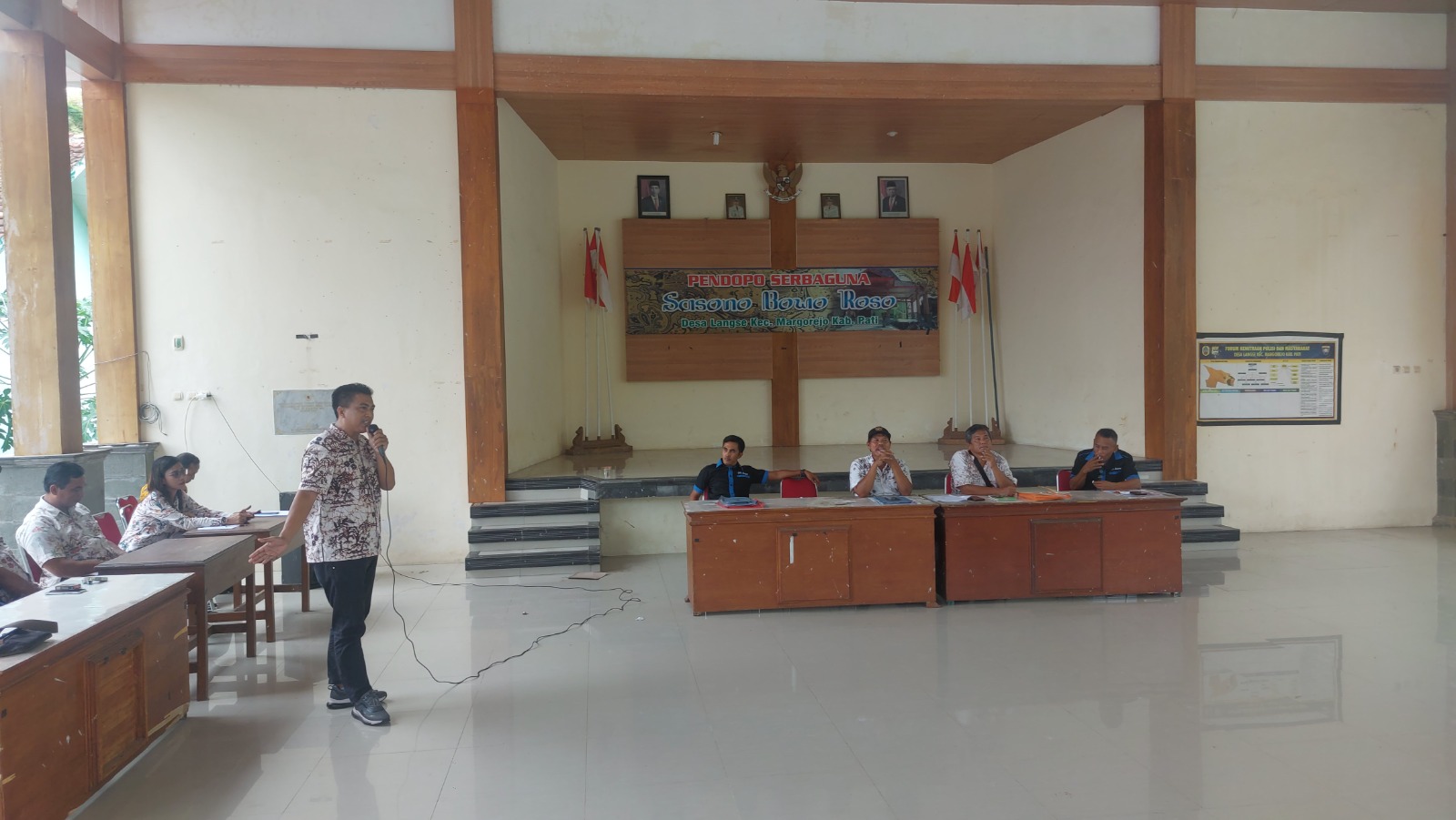 DIMEDIASI: Pemdes, BPD, dan Masyarakat berkumpul di balai desa setempat belum lama ini.
