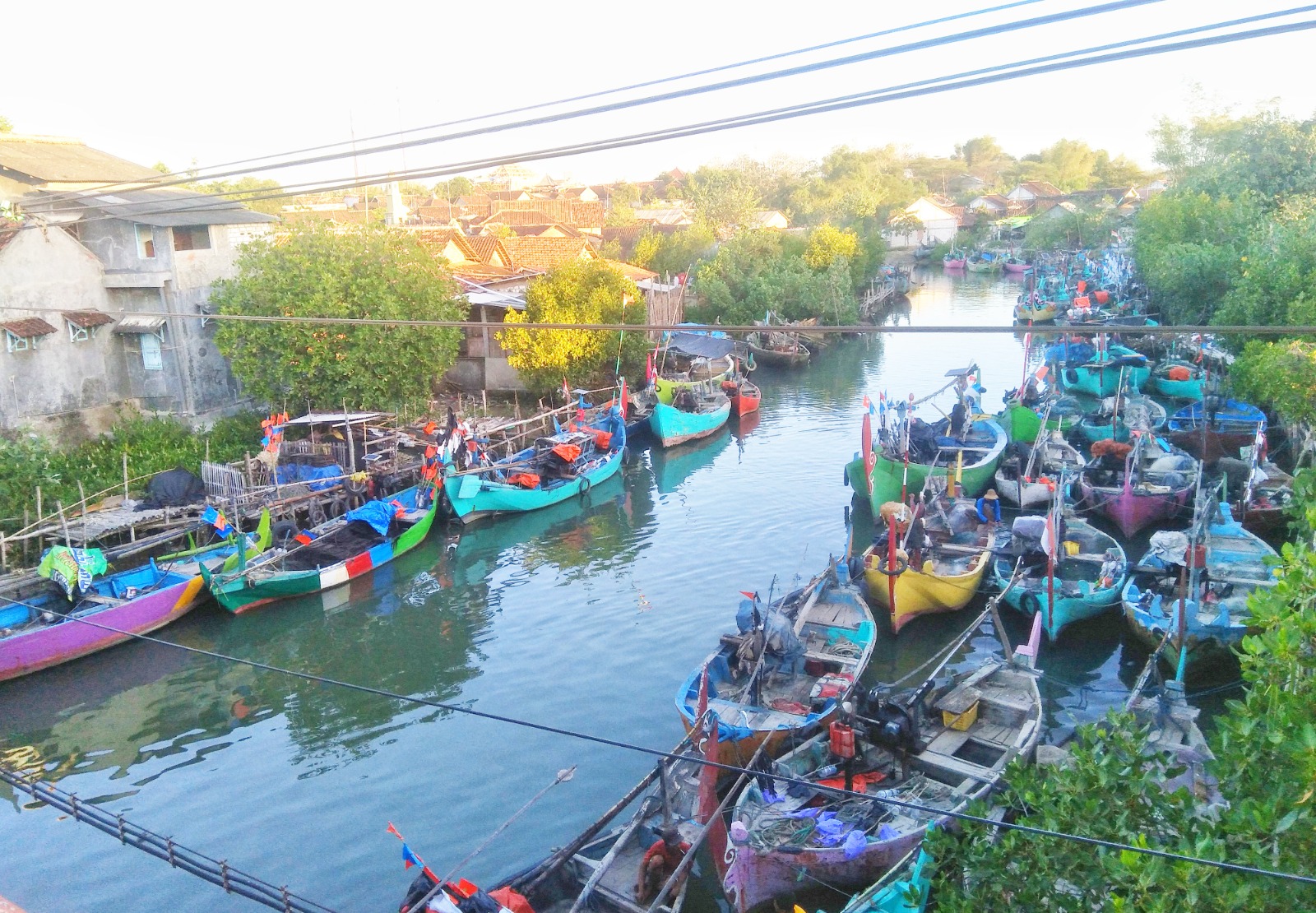 BERSANDAR: Perahu-perahu berlabuh di bantaran sungai Karanggenen, Rembang. (VACHRI RINALDY L/RADAR KUDUS)