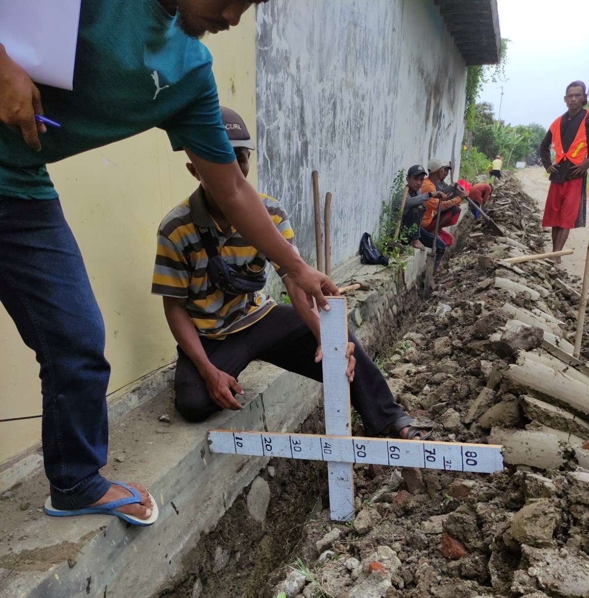 DIBANGUN: Petugas PDAM Pati menambah jaringan baru di wilayah Kecamatan Batangan belum lama ini.