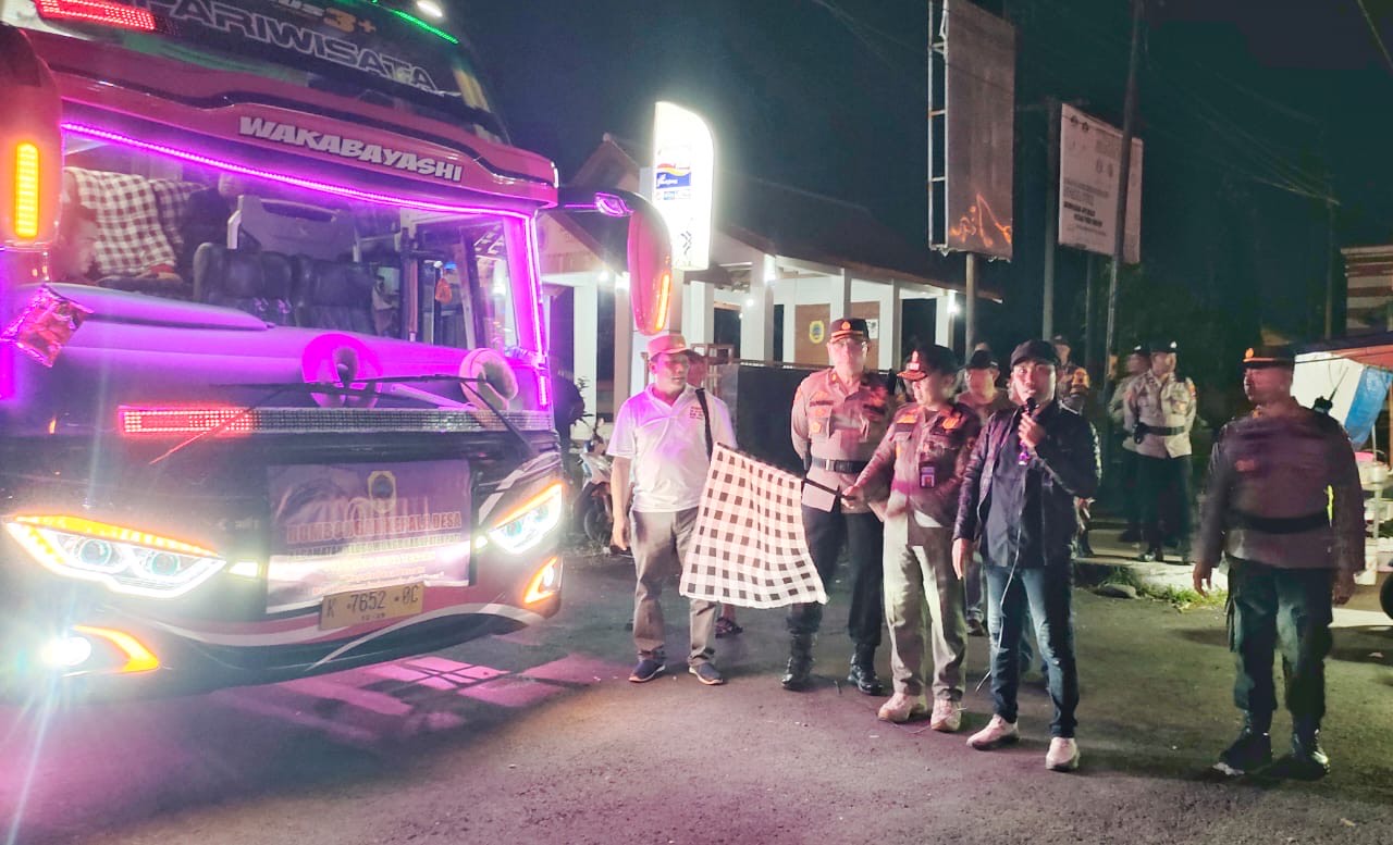 DEMO: Para kepala desa Pati bertolak ke Jakarta untuk menyampaikan aspirasi perubahan UU Desa, Rabu (31/1) .