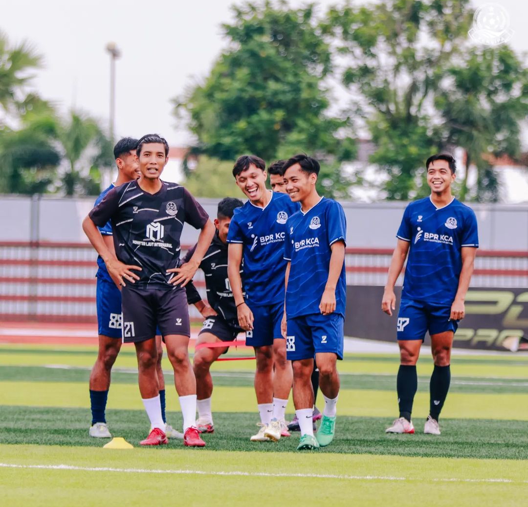 ENJOY : Pemain Persipa Pati saat berlatih di Stadion Joyokusumo jelang laga melawan Persiba Balikpapan sore ini (3/2) di Stadion Joyokusumo. (PERSIPA PATI UNTUK RADAR KUDUS)