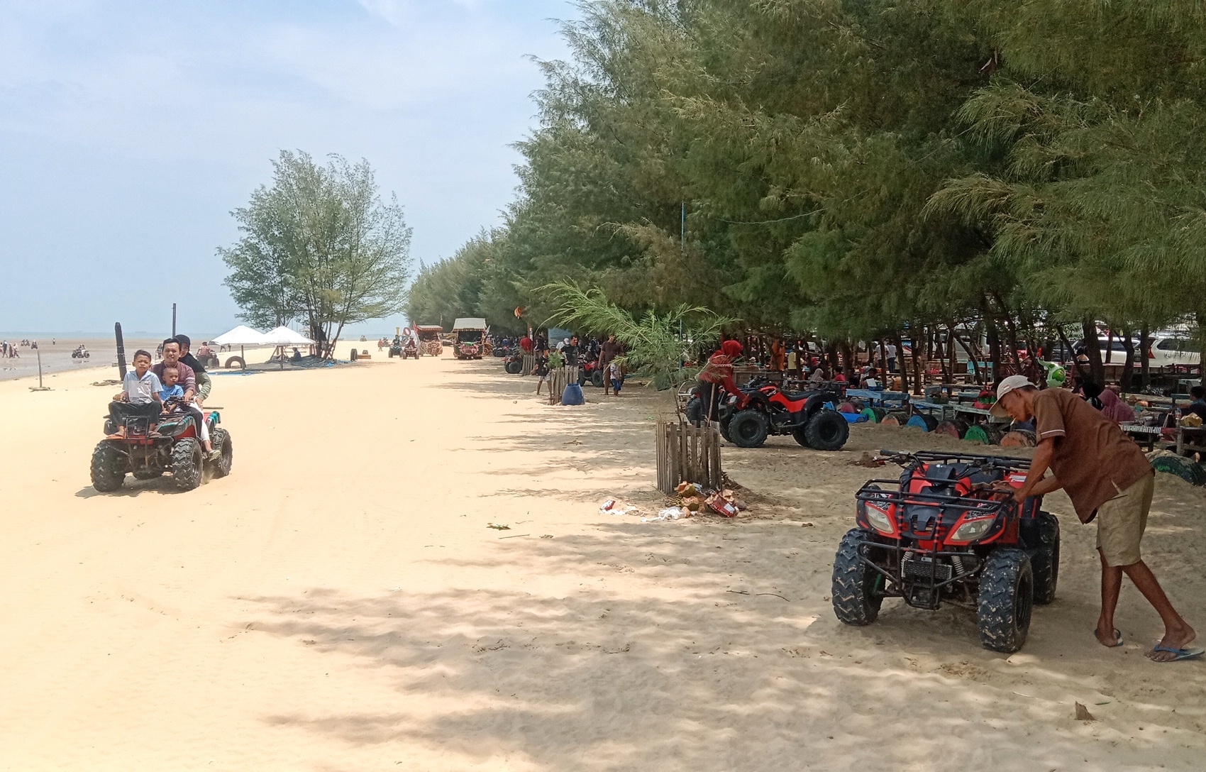 ANDALAN: Wisatawan lokal bermain di area pantai Karang Jahe baru-baru ini. (VACHRI RINALDY L/RADAR KUDUS)