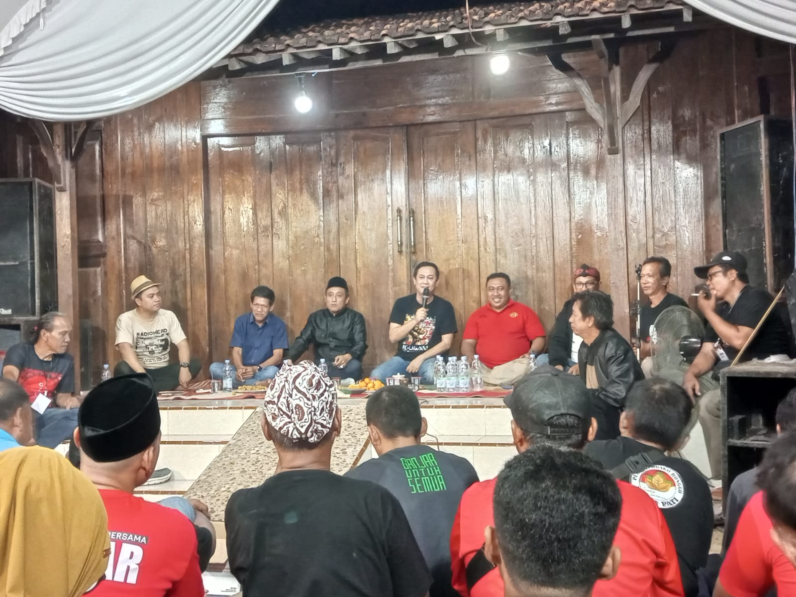GAYENG : Denny Siregar saat berdiskusi bersama para relawan Ganjar Pranowo - Mahfud MD di pendopo rakyat Desa Langenharjo Juwana.&nbsp;(ACHMAD ULIL ALBAB/RADAR KUDUS)