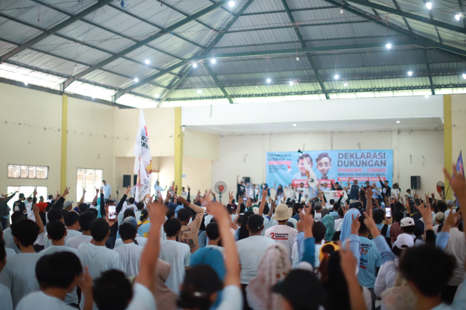 KOMPAK : Relawan dari Serikat Pekerja Juwana memberikan dukungan untuk pasangan capres cawapres Prabowo - Gibran. (ACHMAD ULIL ALBAB/RADAR KUDUS)