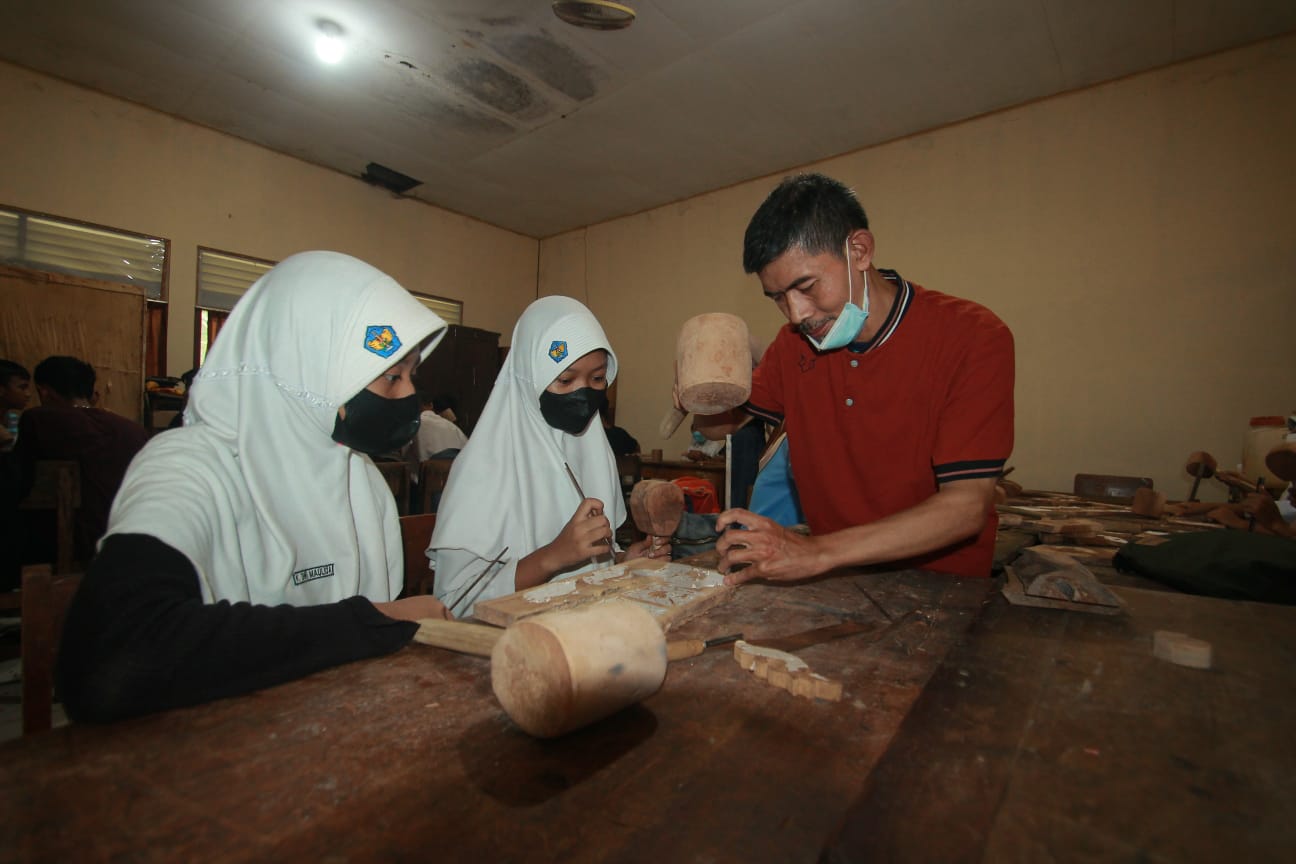 LESTARI: Para siswa SMP N 1 Tahunan mengikuti ekstrakulikuler wajib berupa pembelajaran ukir. (MOH. NUR SYAHRI MUHARROM/RADAR KUDUS)