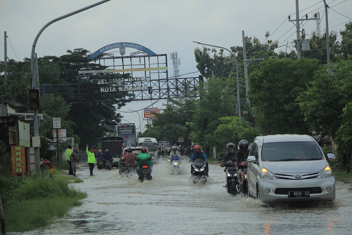 TERJANG: Pengendara melewati jalanan banjir di kawasan Rembang Kota beberapa waktu lalu. (DOKUMEN RADAR KUDUS)