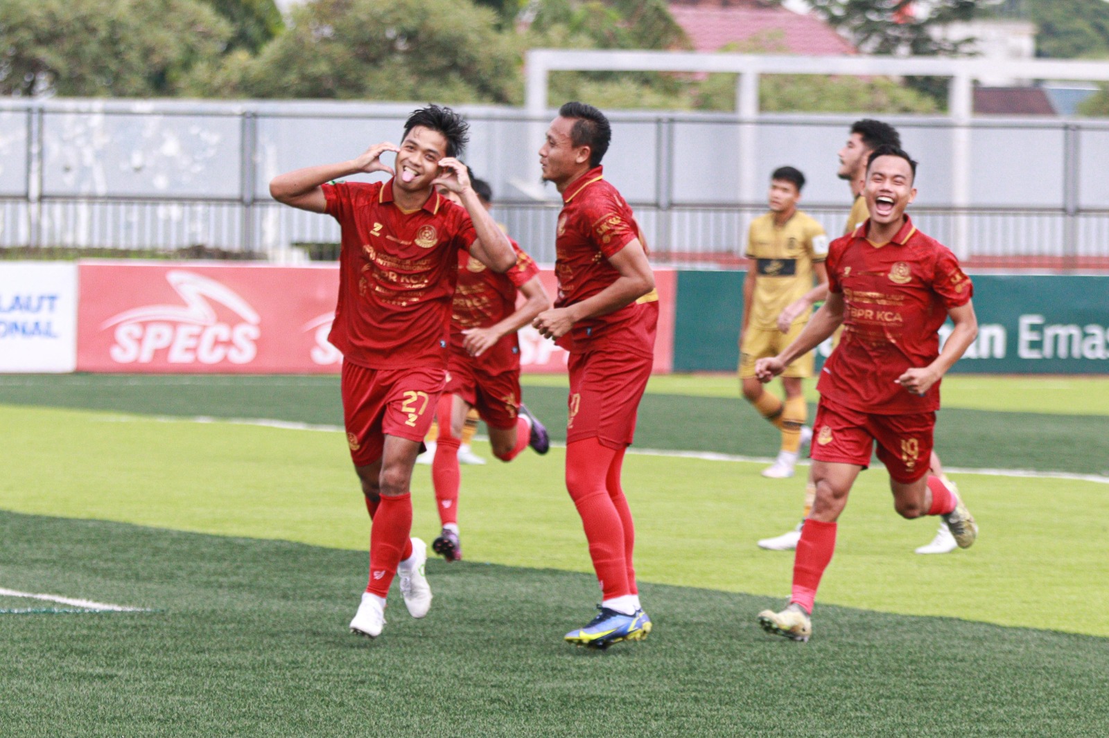 SELEBRASI: Fendy Ninggar merayakan golnya yang mengantarkan kemenangan bagi tim Persipa Pati melawan Persiba Balikpapan.