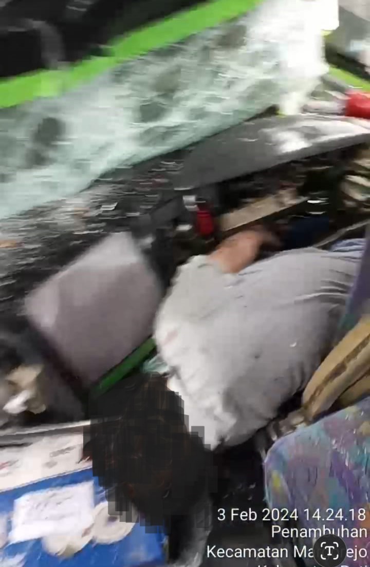NAHAS: Sopir Bus Mandiri diduga meninggal dunia pasca kecelakaan di lingkar selatan Pati sore tadi (3/2).