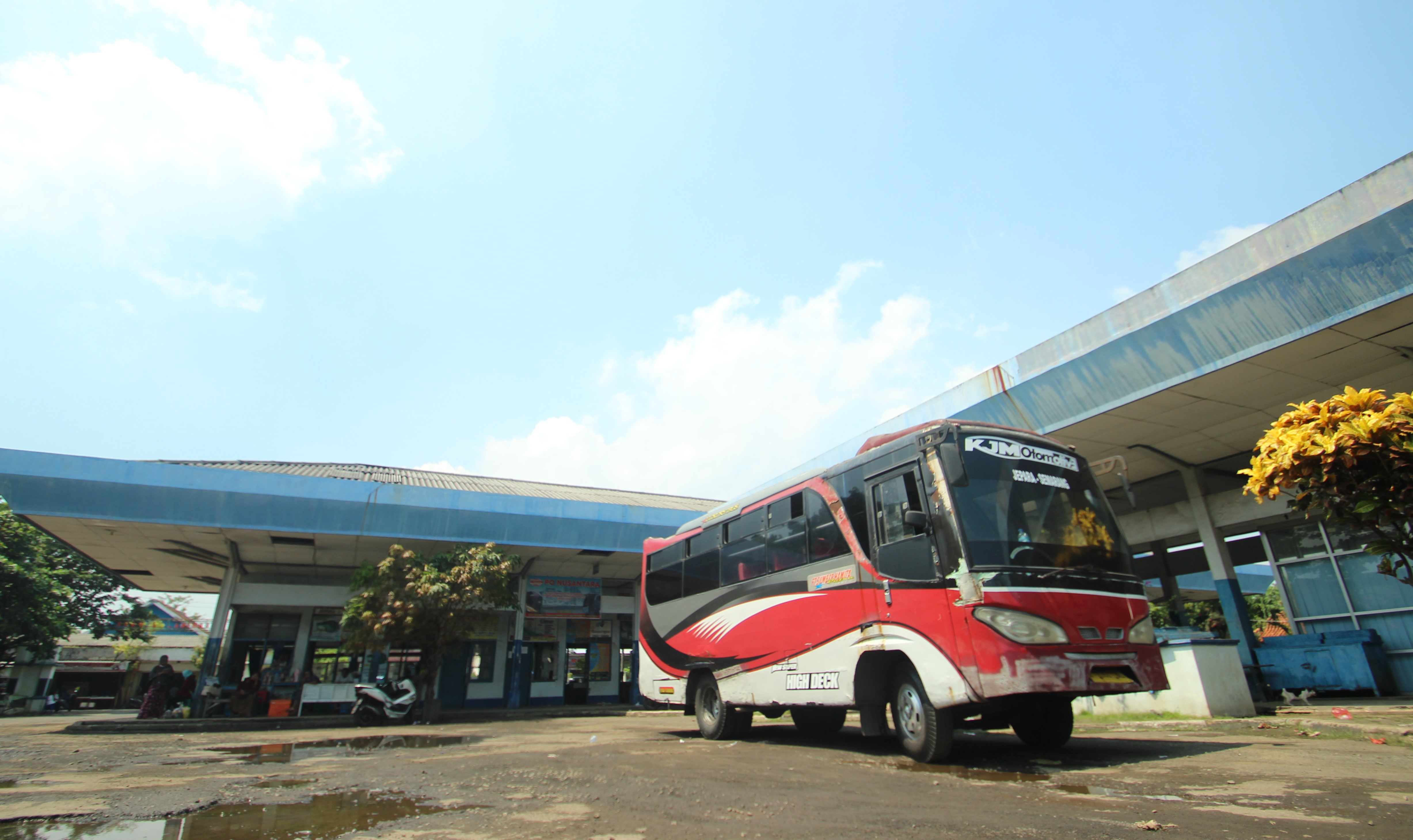 PENGHUBUNG: Sebuah bus AKDP ngetem di Termilan Kota Jepara belum lama ini. Dishub Jepara berupaya agar rute BRT bisa sampai Jepara. (MOH. NUR SYAHRI MUHARROM/RADAR KUDUS)