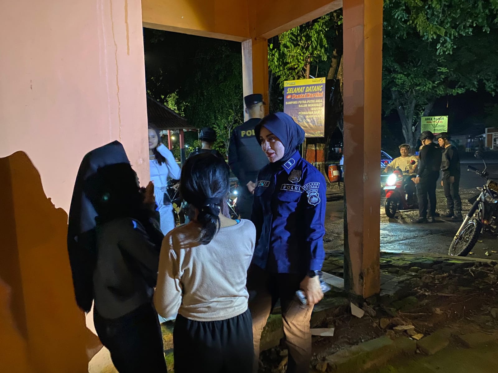 RAZIA: Tim Patroli Presisi Siraju Polres Jepara saat merazia kumpulan pemuda pada malam minggu (3/2). (POLRES JEPARA UNTUK JAWA POS RADAR KUDUS)
