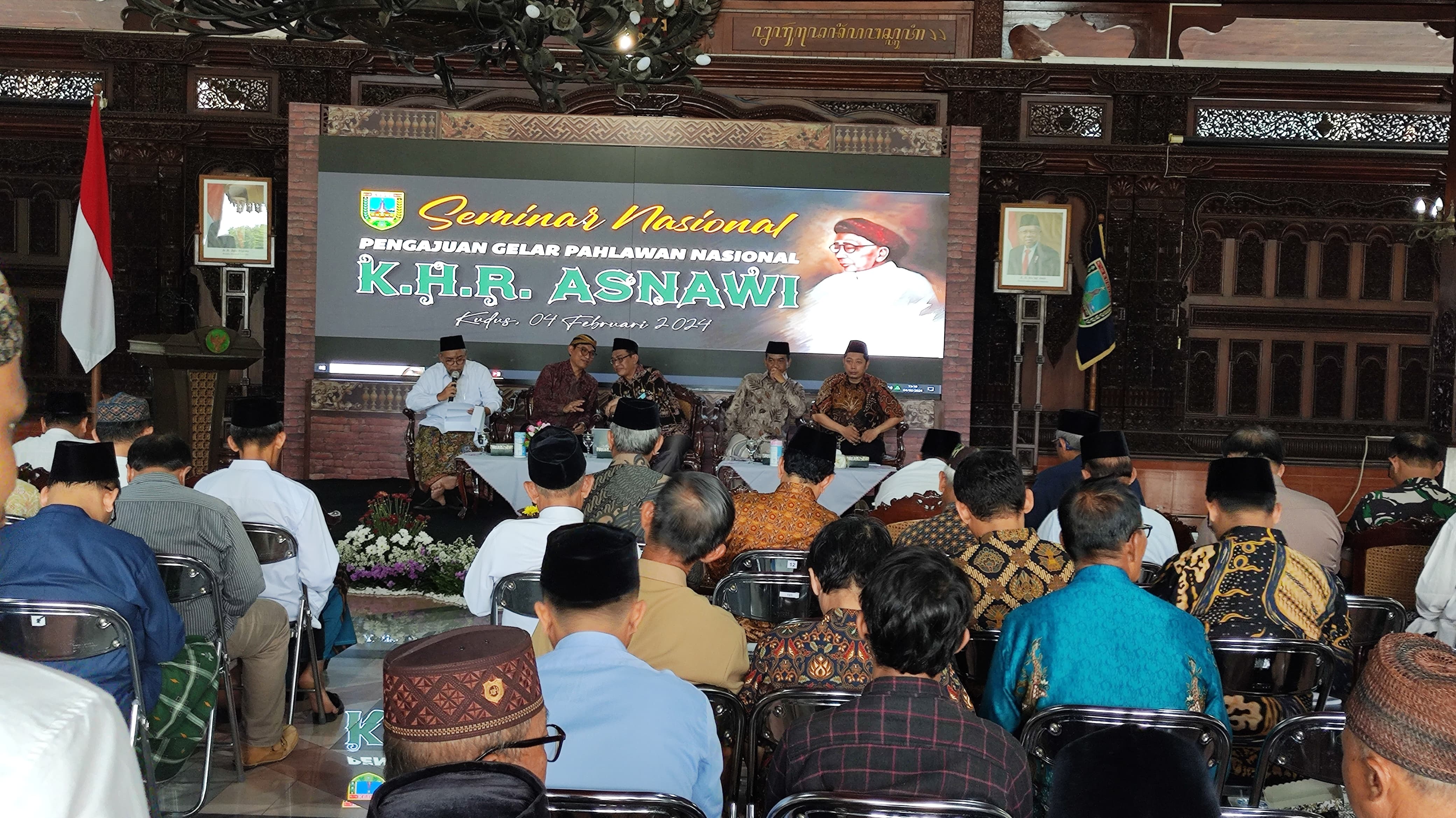 DITINDAKLANJUTI: Pemkab Kudus menyelenggarakan seminar nasional pengajuan gelar pahlawan nasional KH Raden Asnawi kemarin sore ((4/2).