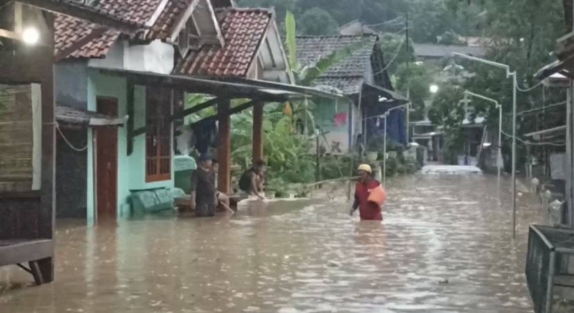 TEROBOS BANJIR : Hujan intensitas tinggi membuat sungai di Kabupaten Kendal meluap dan merendam rumah warga dan jalanan di Kendal.