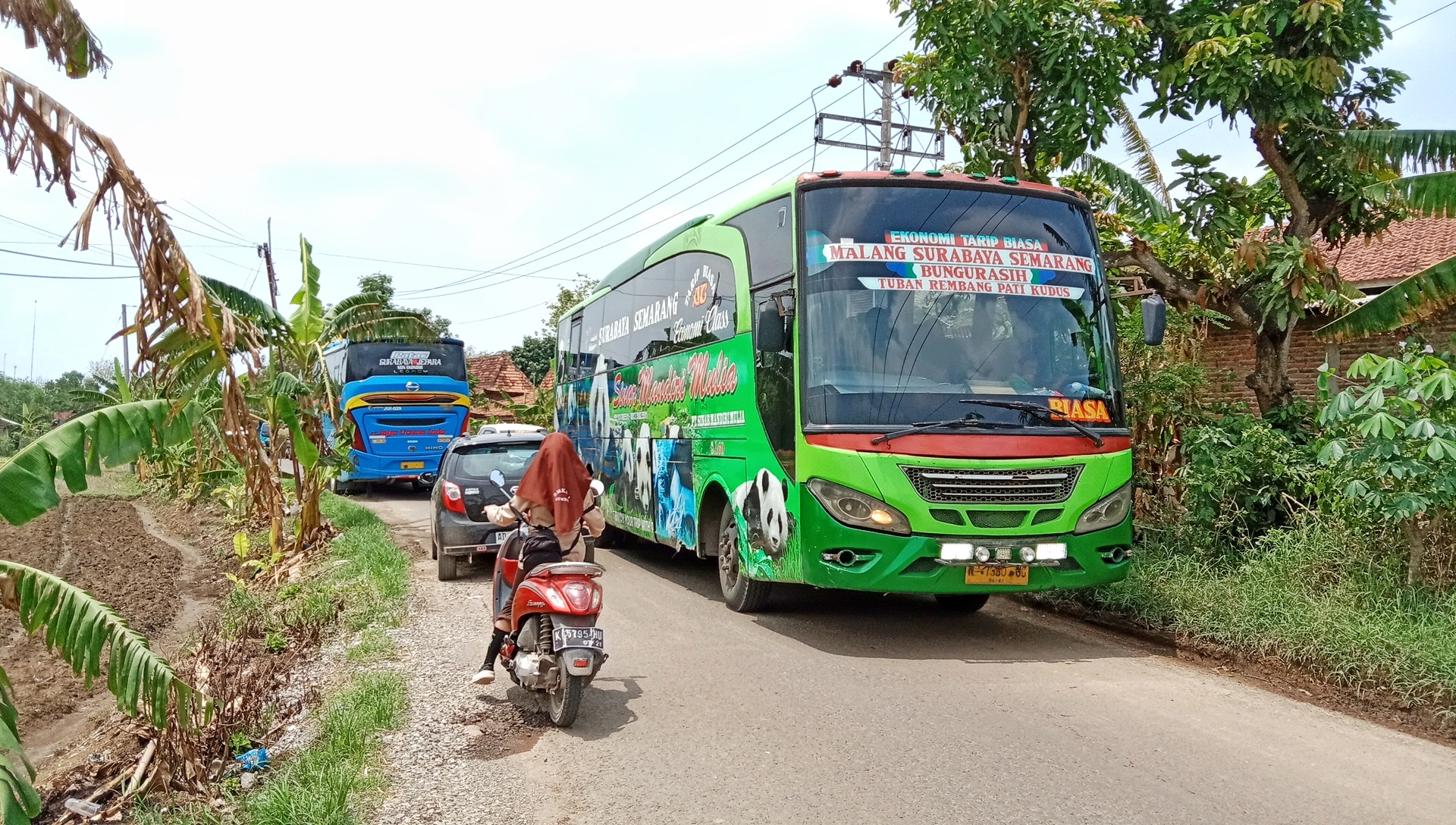 PADAT: Pengendara melewati jalan alternatif saat terjadi kemacetan di Pantura beberapa waktu lalu. (VACHRI RINALDY L/RADAR KUDUS)