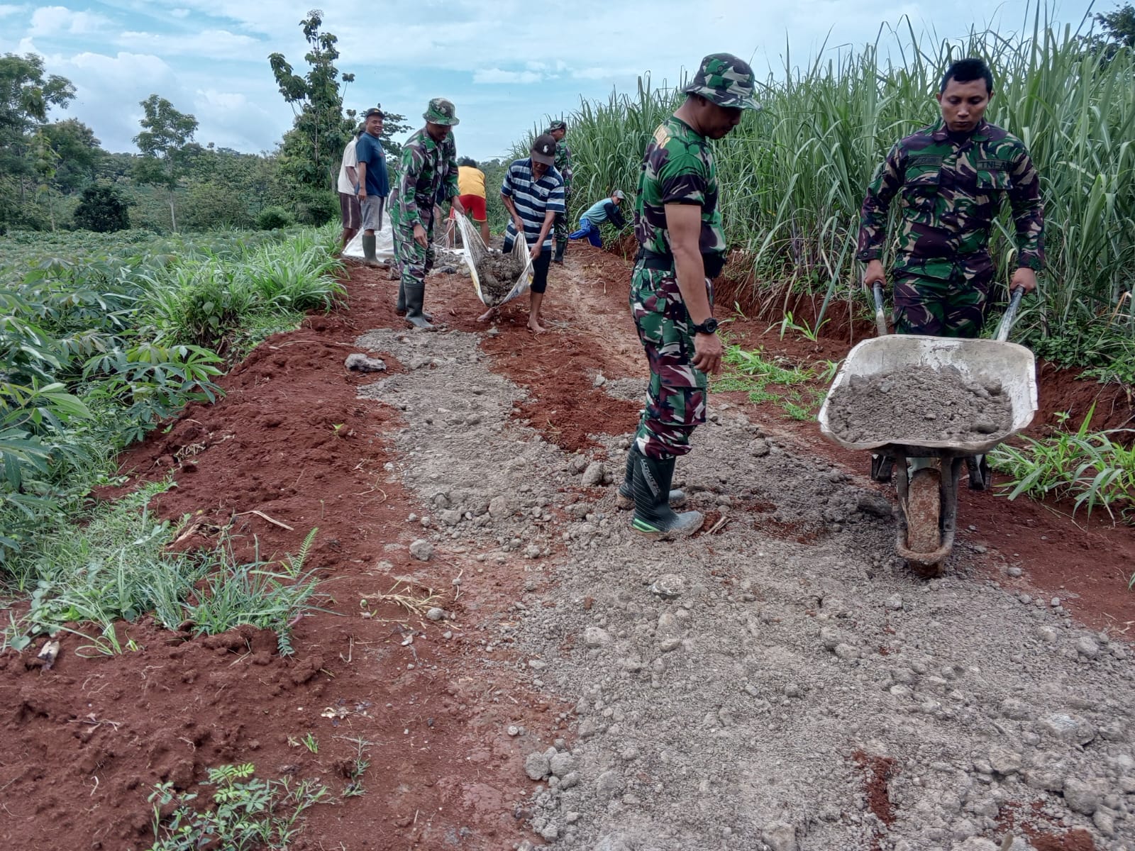 GOTONG ROYONG: TNI bersama masyarakat menyiapkan pra TMMD di Desa Tanjungrejo, Margoyoso, Selasa (6/2).
