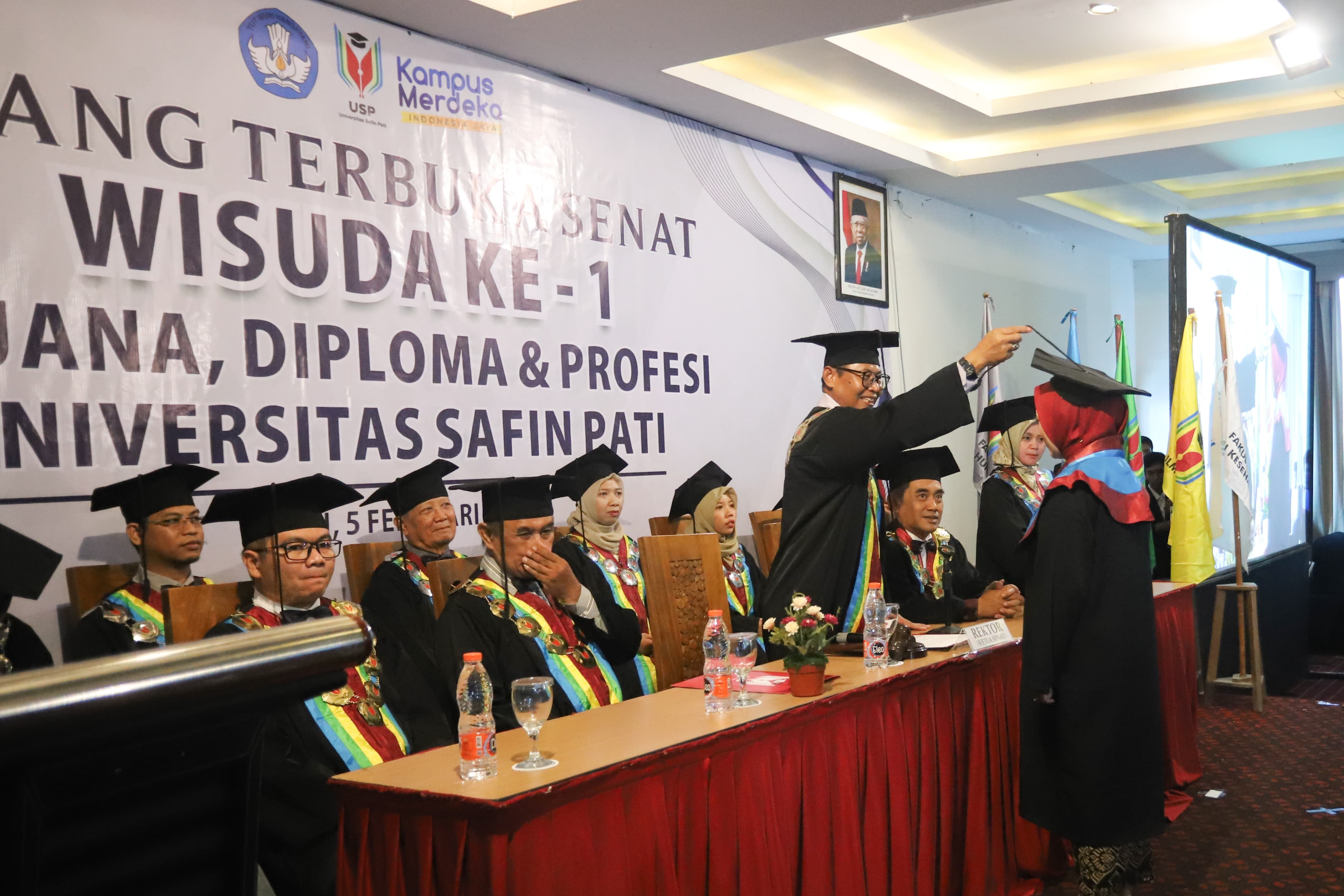 SAH : Prosesi wisuda pertama yang dilakukan oleh Universitas Safin Pati di Hall The Safin Hotel pagi kemarin.