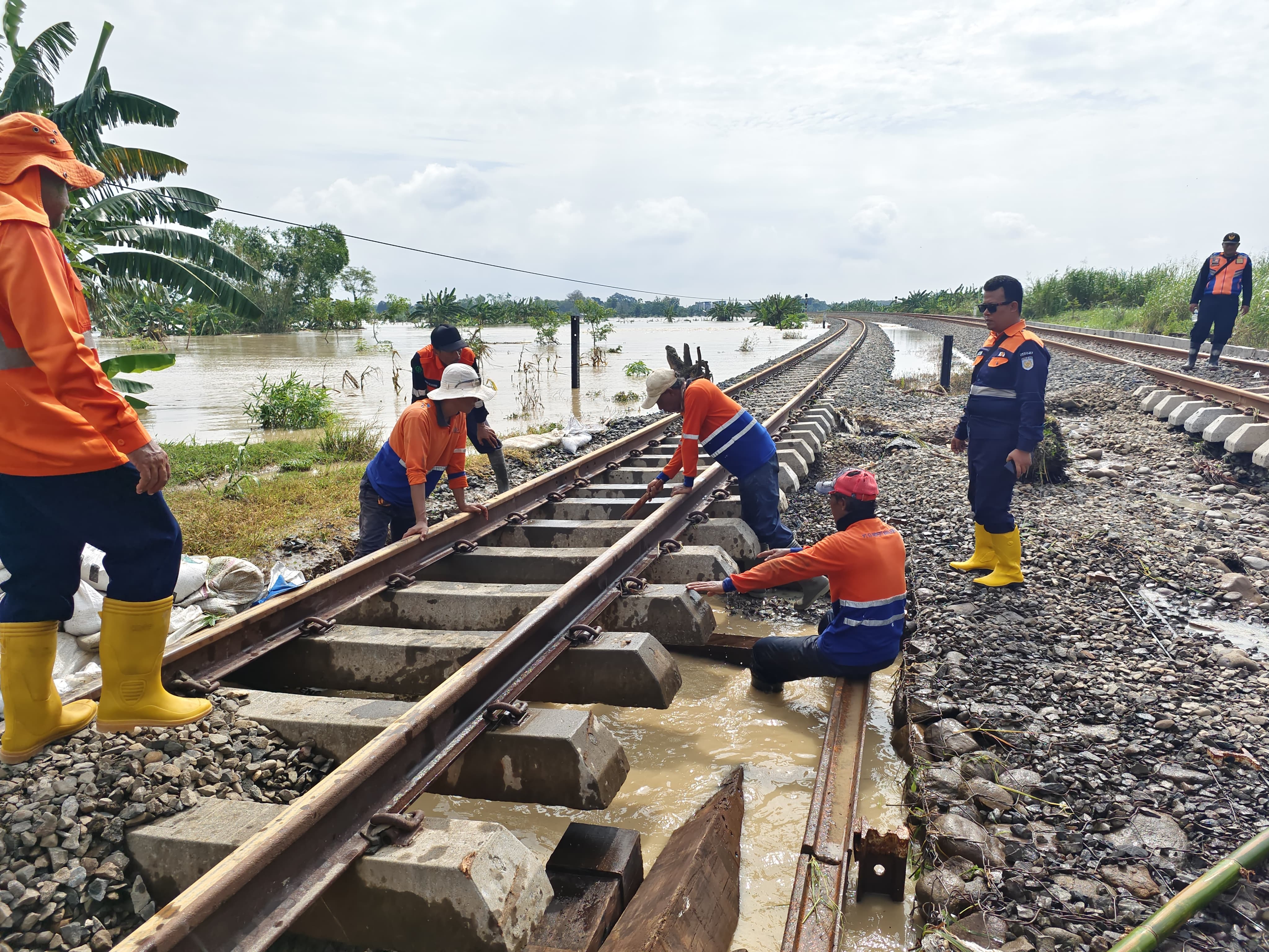 BANJIR: Rel di antara Stasiun Gubug-Karangjati di KM 3+5/7 lintas Semarang-Surabaya tergenang banjir Selasa, (6/2).