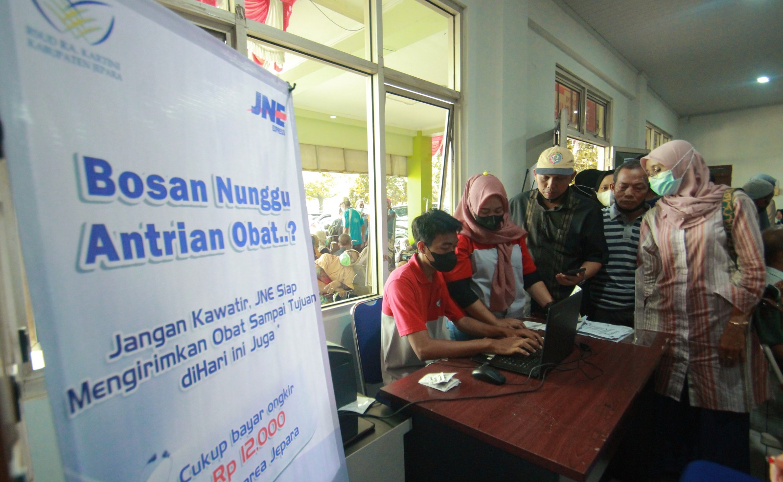 DILANJUT: Masyarakat mengantre pengambilan obat di loket RSUD RA Kartini Jepara belum lama ini. (MOH. NUR SYAHRI MUHARROM/RADAR KUDUS)