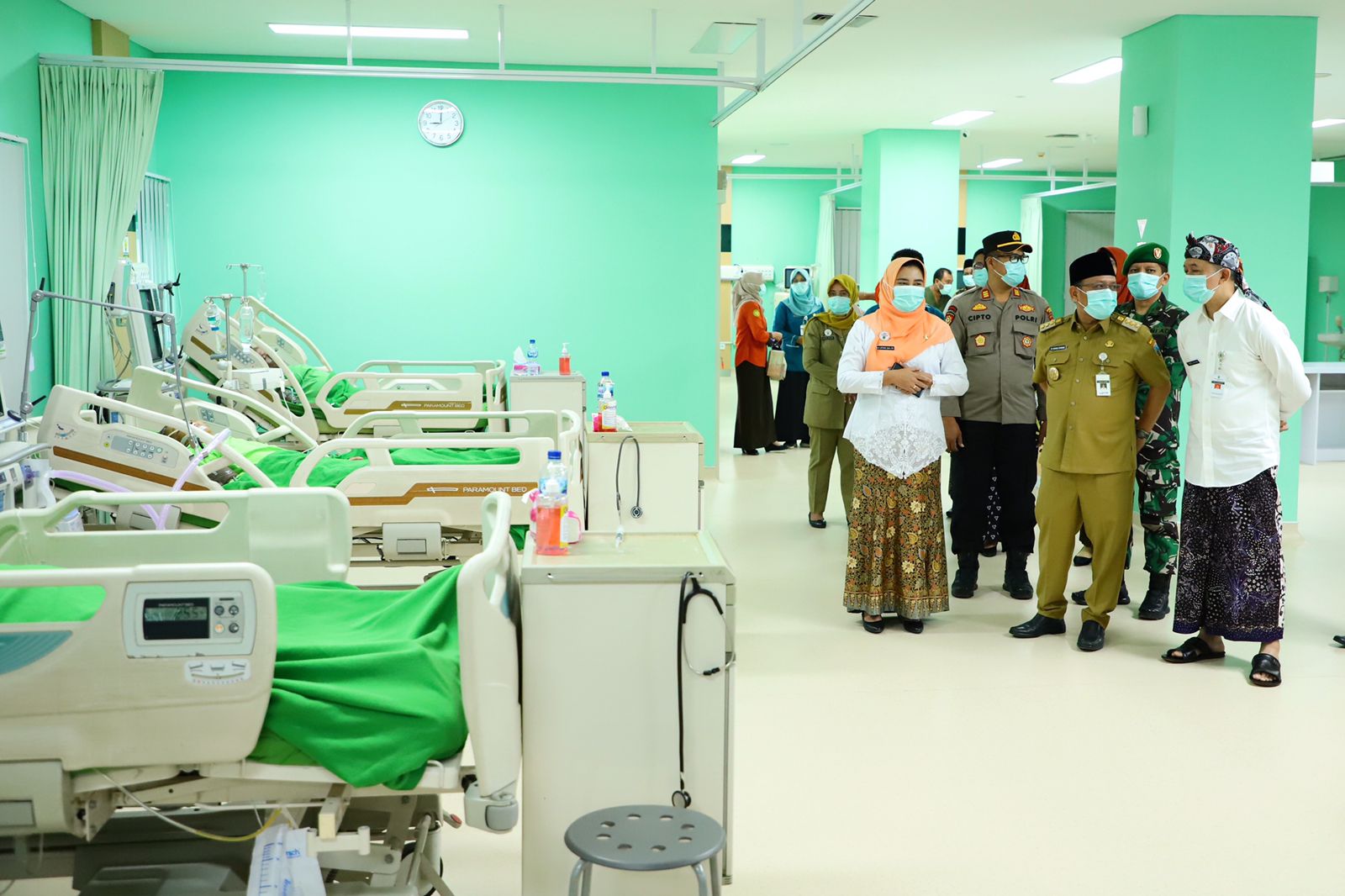 KUNJUNGAN: PJ Bupati Kudus M. Hasan Chabibie (pakai peci) didampingi Asisten 3 Masud (kiri) dan Direktur RSUD dr. Loekmono Hadi dr. Abdul Hakam (pakai Kudusan) menuju ruang tunggu VIP di gedung IBS