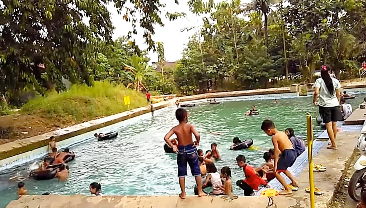SERU : Anak-anak terlihat asyik bermain di Sendang Jibing Desa Prawoto Sukolilo Pati yang sejuk dan asri. (CINDY ANTIKA UNTUK RADAR KUDUS)