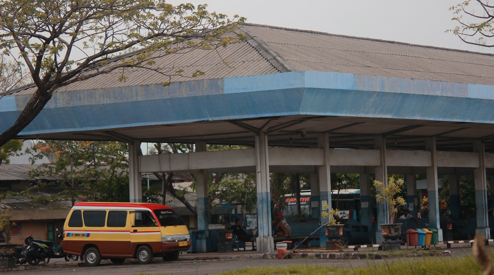 USANG: Sebuah angkutan ngetem menanti penumpang di landasan Terminal Jepara Kota. (MOH. NUR SYAHRI MUHARROM/RADAR KUDUS)