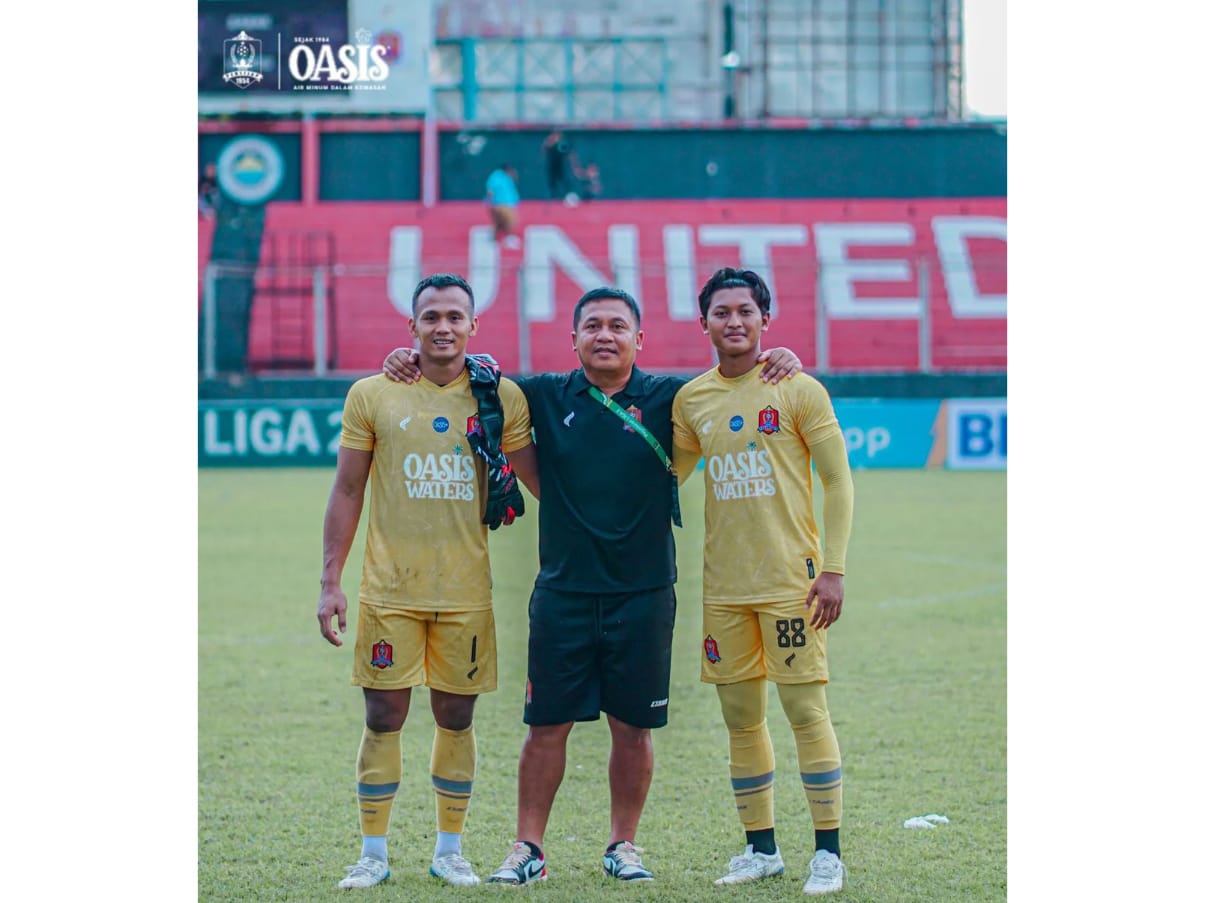 MUMPUNI: Iman Suherman bersama dua kiper andalan Persijap Jepara musim ini. (INSTAGRAM IMAN SUHERMAN UNTUK RADAR KUDUS)