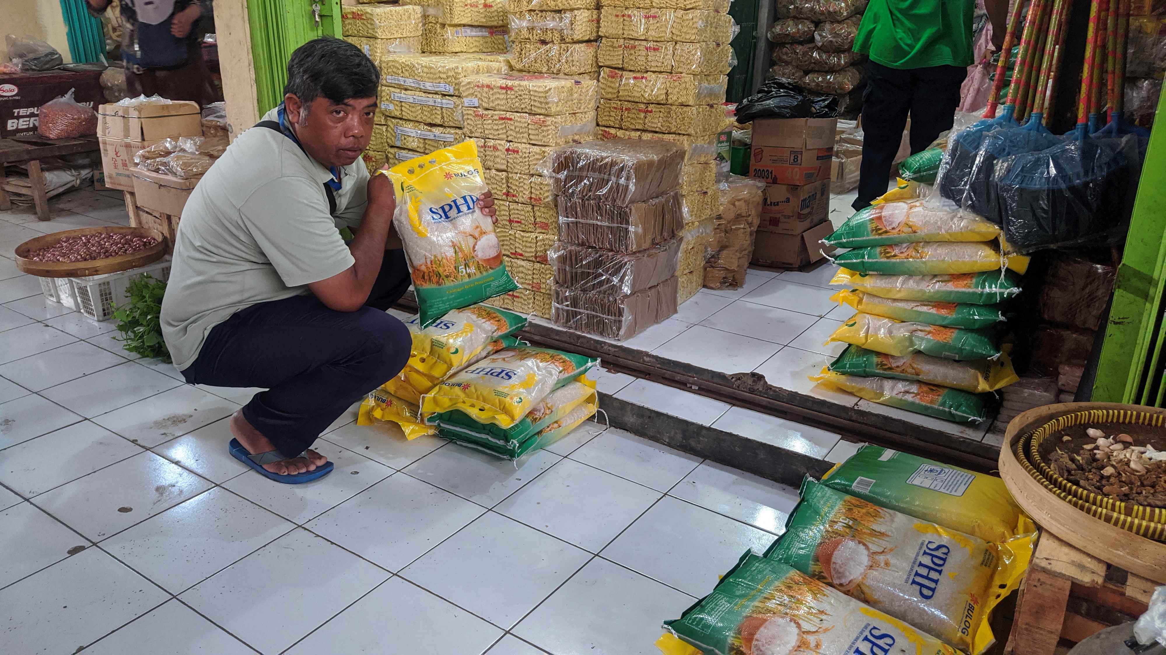 BELUM JELAS: Salah satu kios di Pasar Rakyat Sido Makmur menerima penjualan beras bansos dari masyarakat yang di duga penerima bansos.