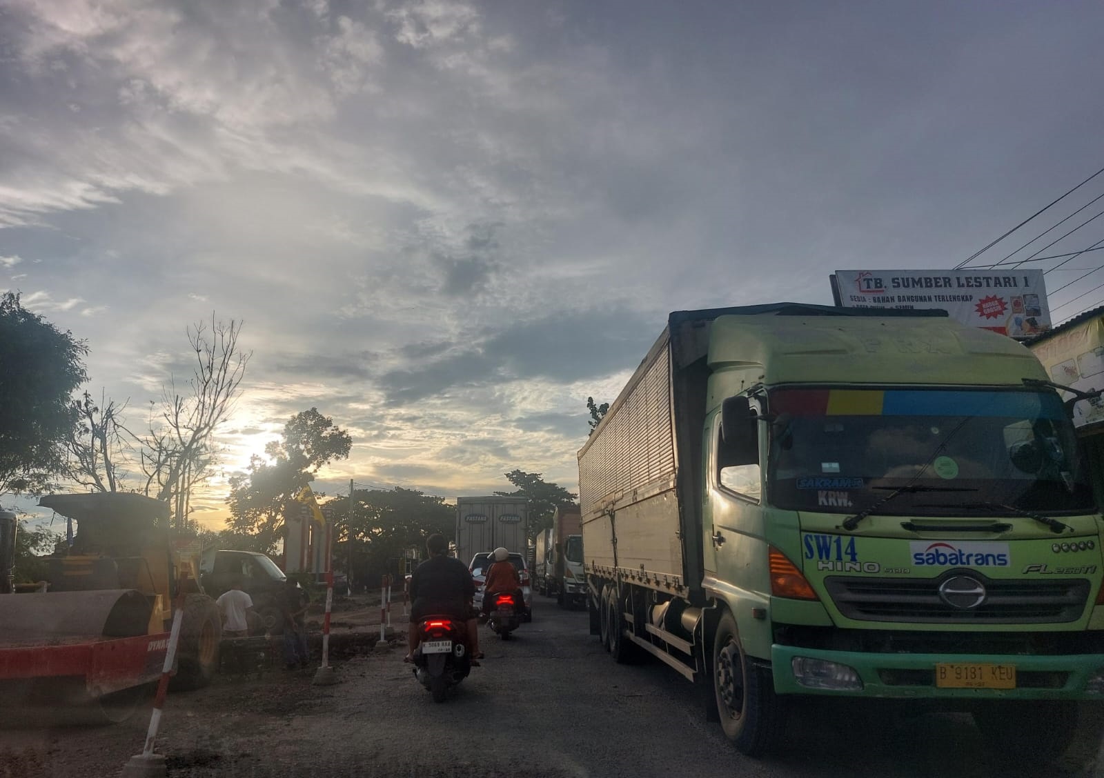 JALUR POTENSIAL: Kondisi lalu lintas di jalur pantura Juwana belum lama ini.