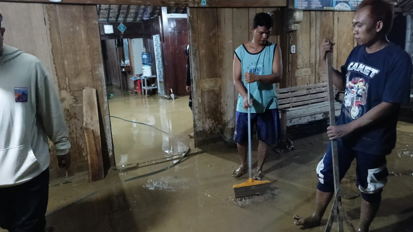 REPOT : Warga di Desa Angkatan Kidul Kecamatan Tambakromo membersihkan rumahnya beberapa waktu lalu.