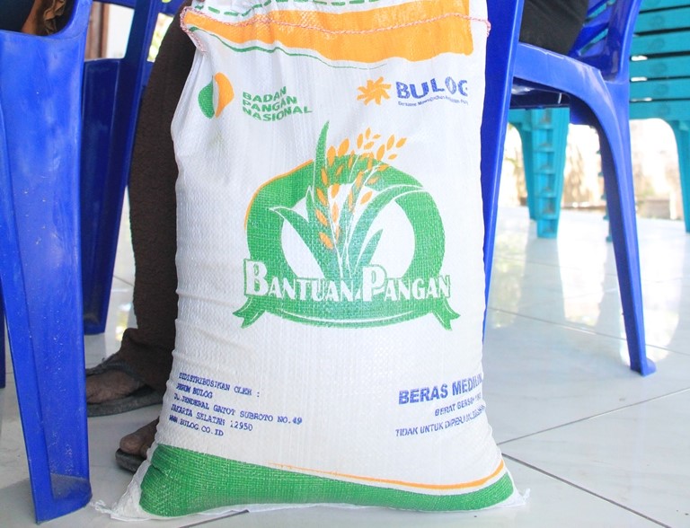 SIAP DIMASAK: Warga di Kecamatan Lasem menerima bantuan pangan beras belum lama ini. (WISNU AJI/RADAR KUDUS)