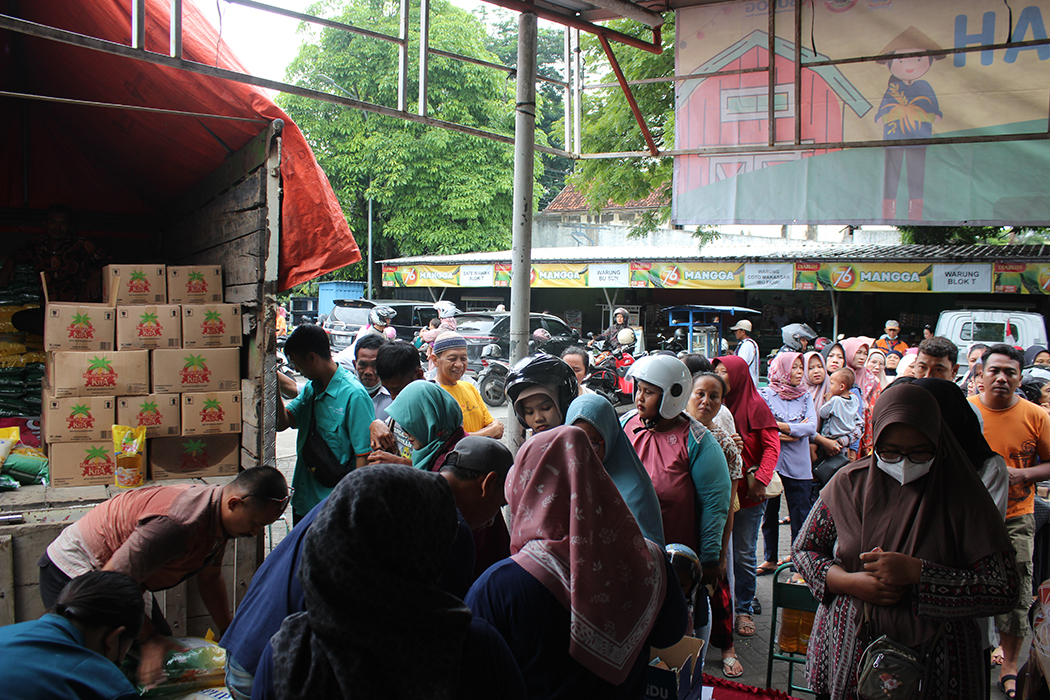 ANTRE: Warga mulai mengantre untuk membeli beras bansos di pasar gerakan pangan murah.