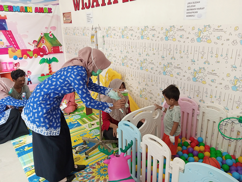 PENUH: Salah satu ruang anak di RSUD dr. R Soetijono Blora yang penuh pasien.