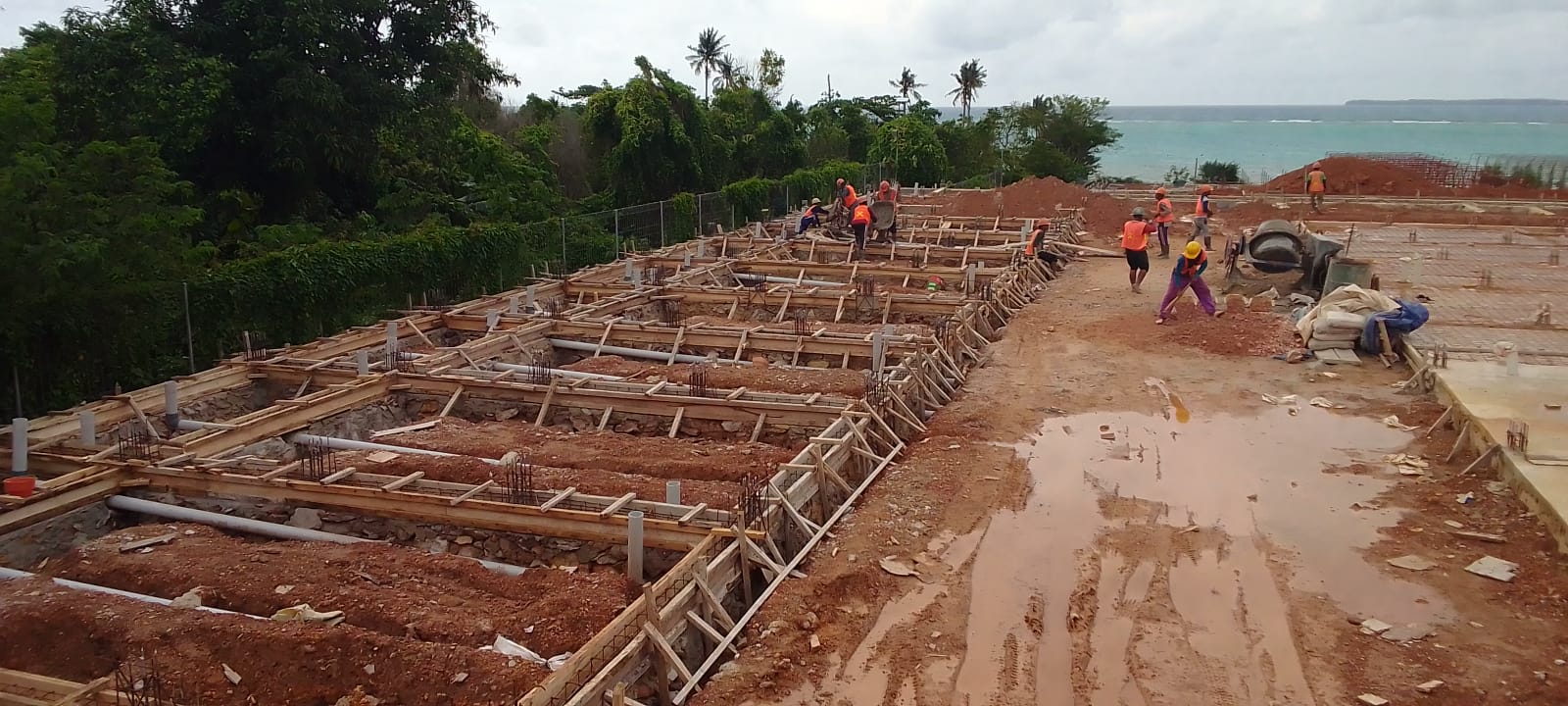 MASIH LANJUT: Tampak progres bangunan The Startup Island di Desa Kemujan, Karimunjawa. (BAMBANG UNTUK RADAR KUDUS)