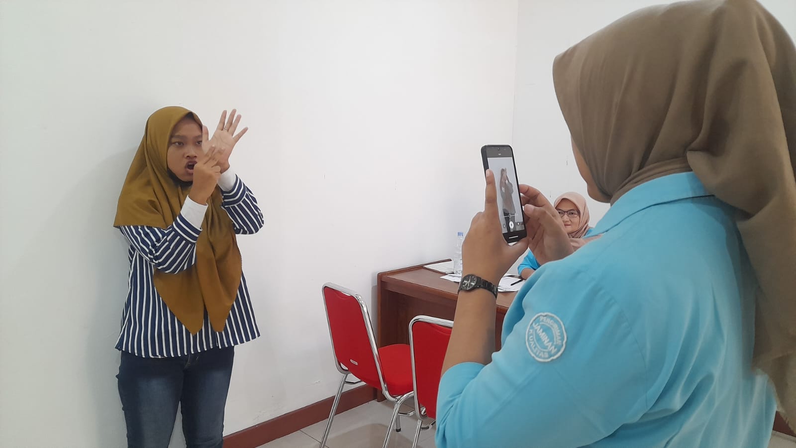 KERJA: Seorang warga difabel Jepara sedang melaksanakan wawancara kerja oleh sebuah perusahaan sepatu. (NIBROS HASSANI/RADAR KUDUS)