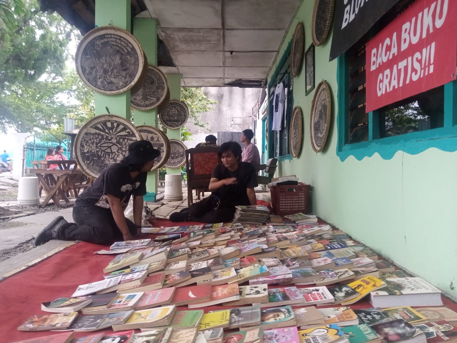 LAPAK BUKU: Pengunjung saat menikmati pameran di acara peringatan lahirnya Pramoedya Ananta Toer, Blora.