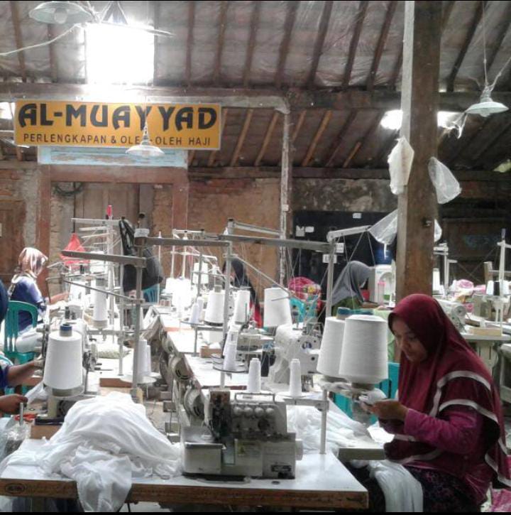 INSPIRATIF : Konveski Al Muayyad di Desa Prawoto Kecamatan Sukolilo Pati sudah eksis 15 tahun memproduksi pakain haji dan umroh. (CINDY ANTIKA UNTUK RADAR KUDUS)