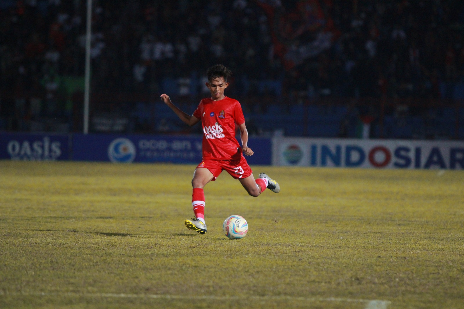 TEKA-TEKI: Restu Akbar bersiap menendang bola ketika membela Persijap Jepara dalam kompetisi Liga 2 musim 2023/2024. (MOH. NUR SYAHRI MUHARROM/RADAR KUDUS)