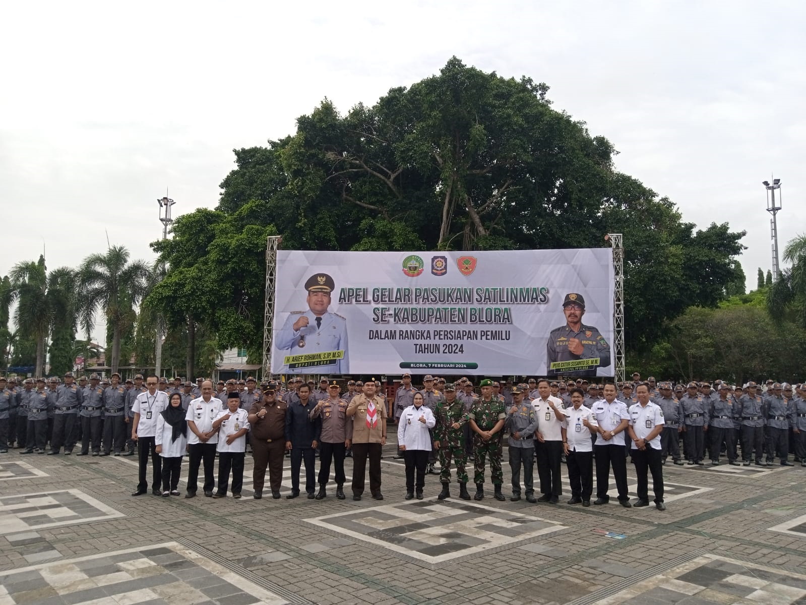SIAGA: Bupati Blora Arief Rohman bersama jajaran Forkompimda dan Satlinmas.