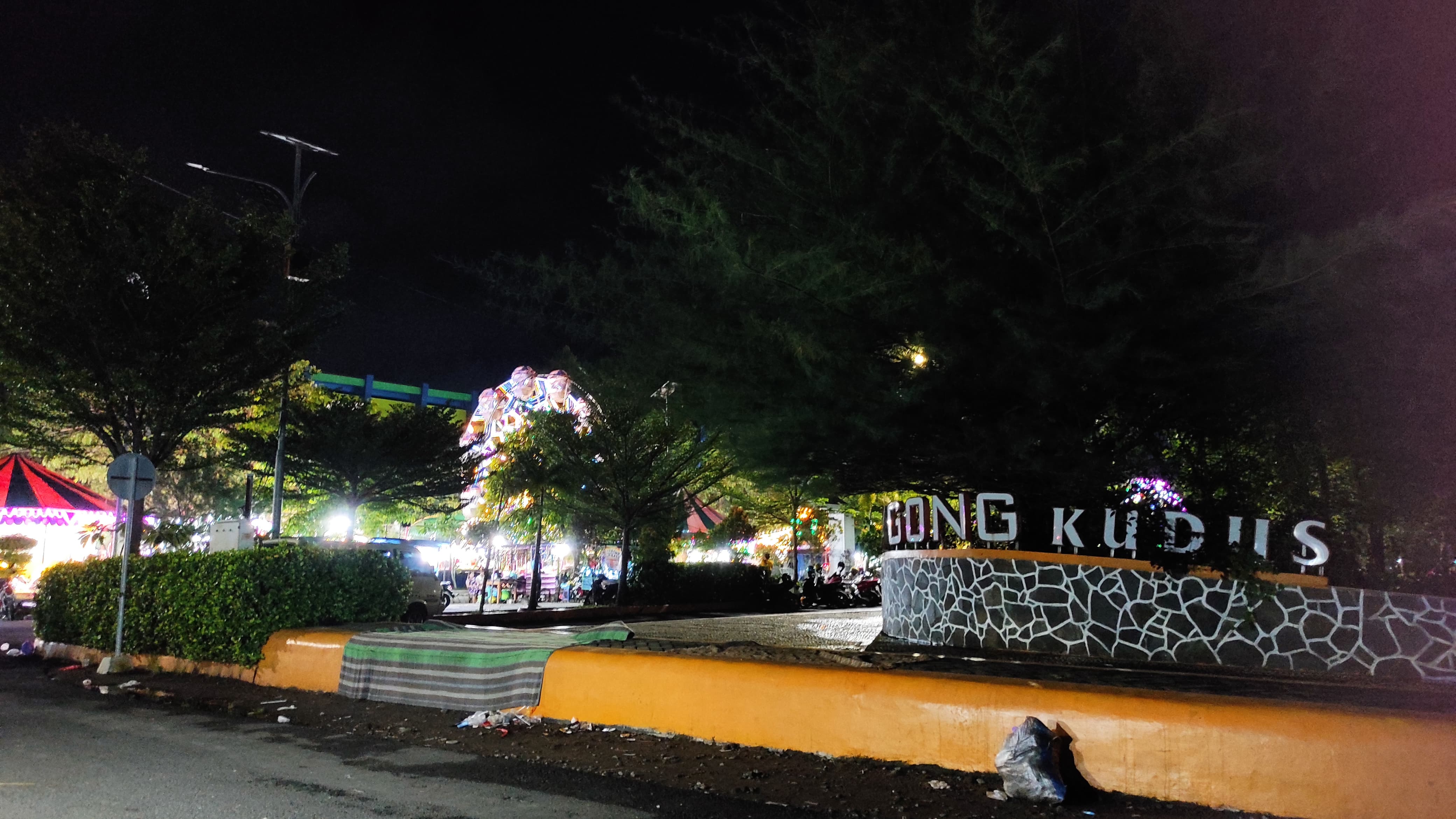 TIDAK TERLALU GELAP : Kondisi area Balai Jagong saat pukul 18.30 belum lama ini.